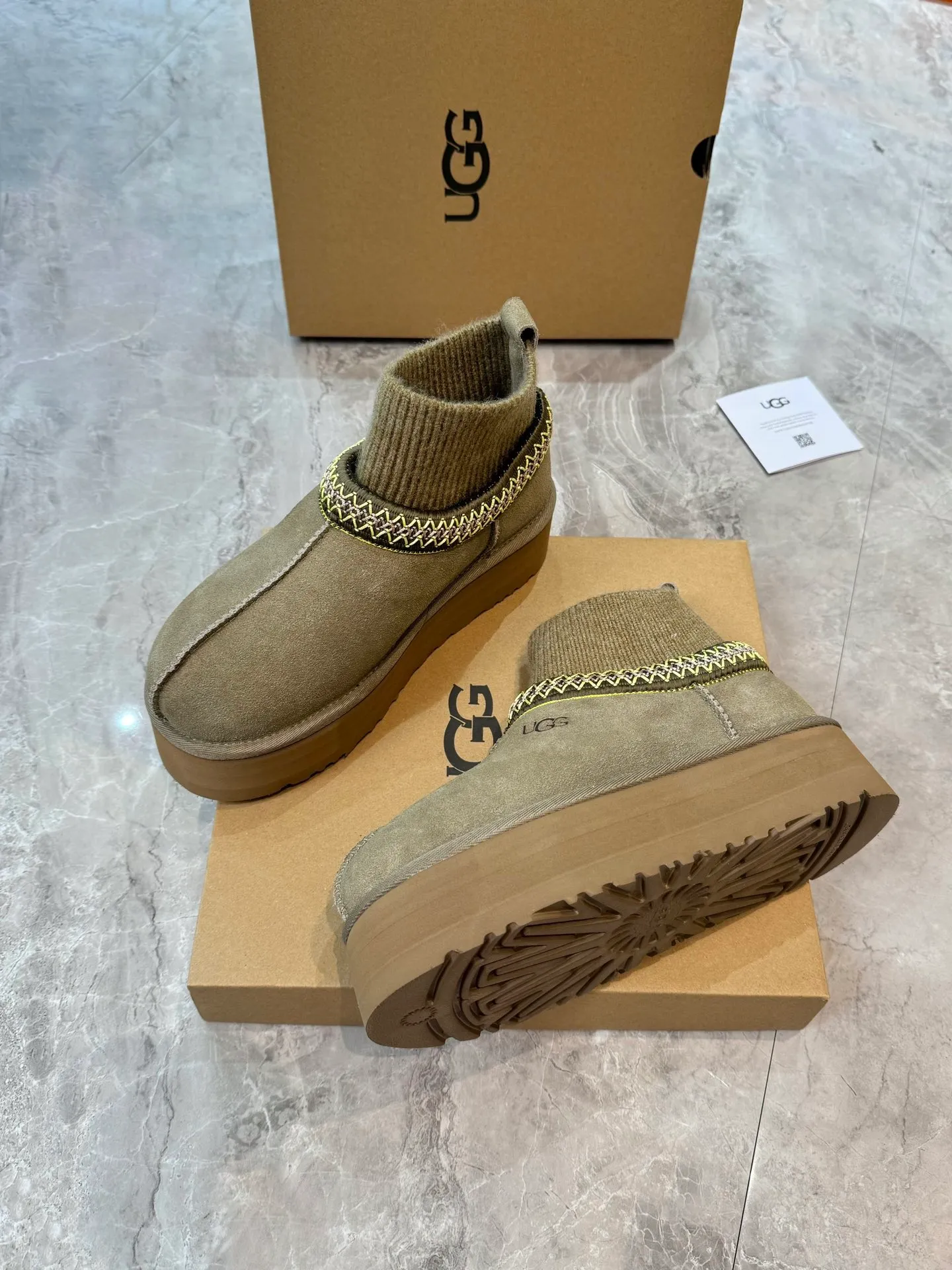 Self-pickup 💰520 New snow boots 1125956 Ethnic style plus sock cover, the sock cover is inserted into the wool. The surface is made of imported silk cow suede, and the inner part is made of Longfeng fur. Foam outsole has light anti-slip characteristics. Four colors, 35-40